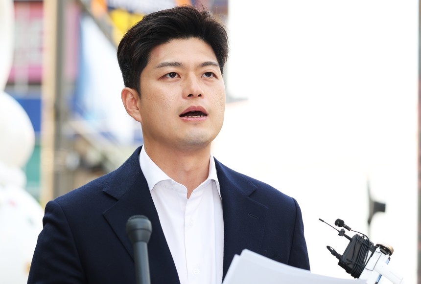 국민의힘 김용태 비상대책위원장이 지난달 30일 경기 화성시 동탄역 인근에서 사전투표 관련 기자회견을 하고 있다. 연합뉴스