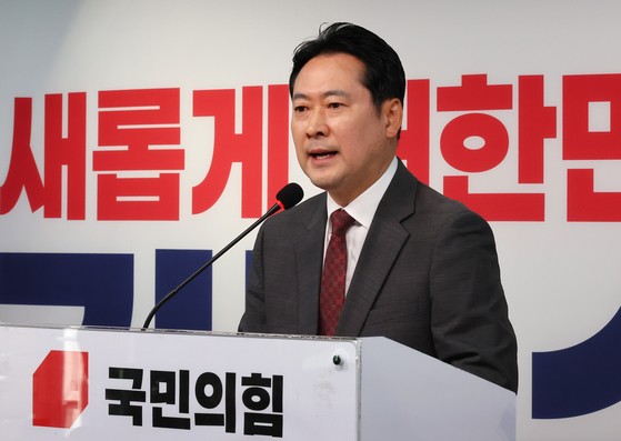 국민의힘 장동혁 선대위 종합상황실장이 1일 서울 여의도 중앙당사에서 긴급 현안 기자회견을 열고 민주당의 '댓글 공작' 의혹 등 제기와 관련해 반박하고 있다. 연합뉴스