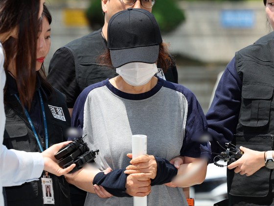 제21대 대통령 선거 사전투표 첫날 서울 강남구의 한 투표소에서 배우자의 신분증으로 대리 투표한 혐의를 받는 선거사무원 A 씨가 1일 오후 서울 서초구 서울중앙지법에서 열린 구속 전 피의자 심문(영장실질심사)에 출석