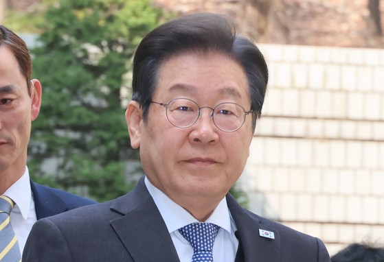 이재명 더불어민주당 대선후보가 지난 4월 8일 서울 서초구 서울중앙지법에서 열린 '대장동 배임·성남FC 뇌물' 1심 속행 공판에 출석하고 있다. 연합뉴스