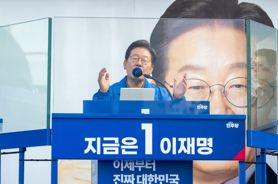이재명 더불어민주당 대선 후보가 대선을 이틀 앞둔 1일 부산 동구 부산역 광장에서 유권자들에게 지지를 호소하고 있다. 김성룡 기자