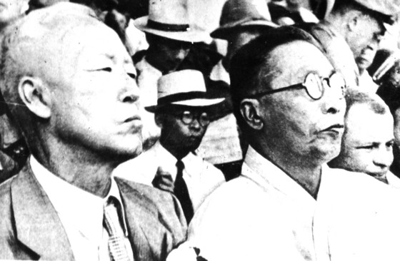 1946년 8월 15일 열린 광복 1주년 기념식에서 자리를 함께한 우남 이승만과 백범 김구. [중앙포토]