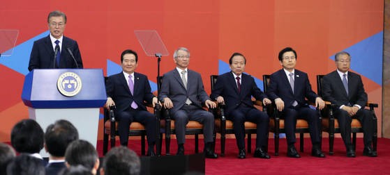 문재인 대통령이 10일 낮 국회 본청 로텐더홀에서 열린 취임선서 행사에서 '국민께 드리는 말씀'을 통해 "지금 제 머리는 통합과 공존의 새로운 세상을 열어갈 청사진으로 가득 차 있다"며 "역사와 국민 앞에 두렵지만 