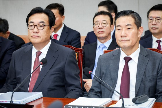 정진석 대통령비서실장(왼쪽)과 신원식 국가안보실장이 지난해 11월 1일 오전 국회에서 열린 국회운영위원회 국정감사에 참석해 있다. 정 실장은 대선 당일인 3일, 신 실장은 인수인계를 위해 5일 대통령실을 떠난다. 전