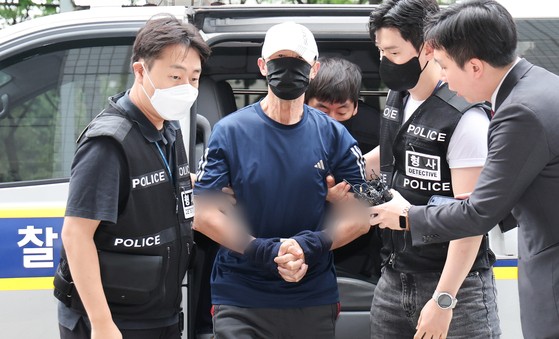 운행 중인 서울지하철 5호선 열차에서 불을 지른 원 모 씨가 2일 서울 양천구 서울남부지법에서 열린 구속 전 피의자 심문(영장실질심사)에 출석하고 있는 모습. 뉴스1