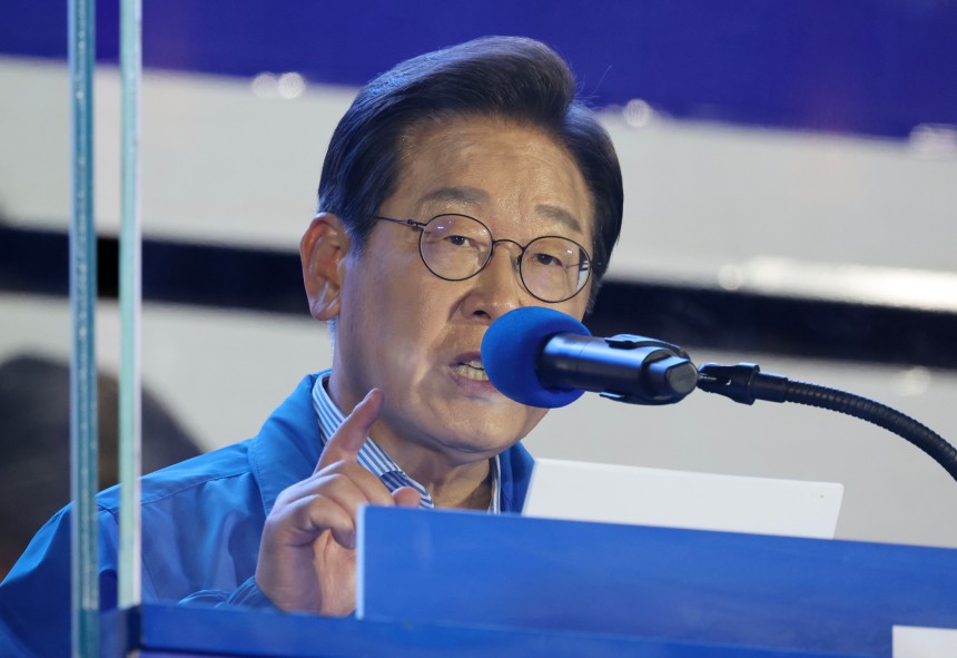 이재명 더불어민주당 대선 후보가 2일 오후 서울 여의도공원 문화의마당에서 마지막 유세를 하고 있다. 김성룡 기자