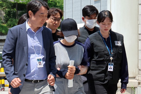 제21대 대통령 선거 사전투표 첫날 서울 강남구의 한 투표소에서 배우자의 신분증으로 대리 투표한 혐의를 받는 선거사무원이 지난 1일 오후 서울 서초구 서울중앙지법에서 열린 구속 전 피의자 심문(영장실질심사)에 출석하
