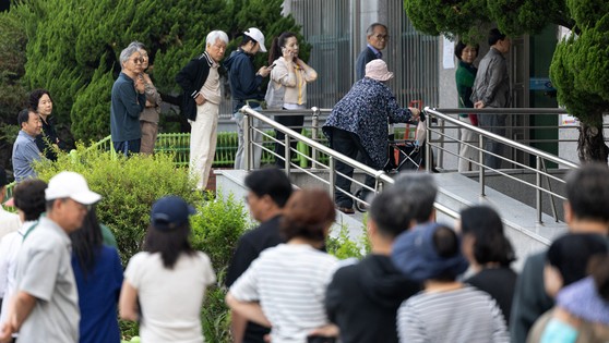 제21대 대통령 선거일인 3일 서울 영등포구 여의도 윤중중학교에 마련된 투표소를 찾은 유권자들이 길게 줄 서 있다. 뉴스1
