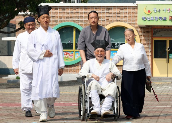 제21대 대통령선거일인 3일 충남 논산시 양지서당의 유복엽 훈장 어른과 가족들이 소중한 한표 행사를 위해 연산초등학교에 마련된 투표소로 향하고 있다.뉴시스