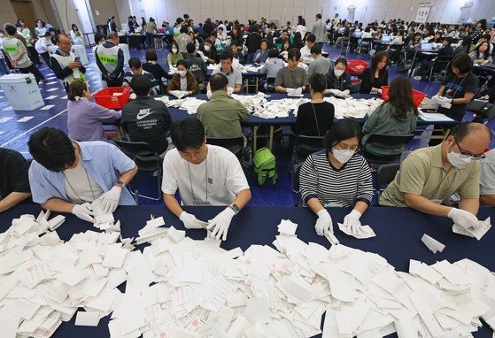 경북부터 <b>개표 시작</b>됐다…자정께 당선인 윤곽 나올 듯