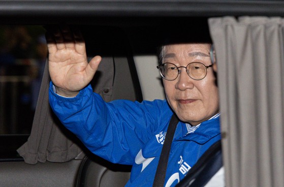 이재명 더불어민주당 대통령 후보가 제21대 대통령선거를 하루 앞둔 지난 2일 오후 서울 영등포구 여의도공원에서 열린 마지막 유세를 마치고 시민들에게 인사하고 있다. 뉴스1
