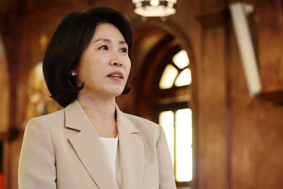 더불어민주당 이재명 대선 후보의 배우자 김혜경 여사가 5월 27일 오전 전남 고흥군 소록도 내 성당 안을 둘러보고 있다. 연합뉴스
