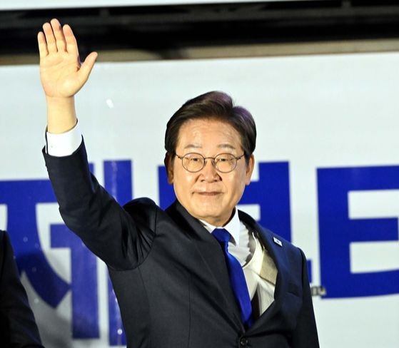 제21대 대통령 당선이 확실시되는 이재명 더불어민주당 대통령 후보 4일 서울 여의도 국회 앞에 마련된 더불어민주당의 국민개표방송시청 현장에서 지지자들에게 감사 인사를 하고있다. 김성룡 기자