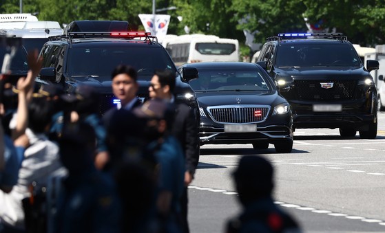 李<b>대통령</b>, <b>경호</b>처 1선 <b>경호</b> 물렸다…"계엄 사태 연루 의구심"