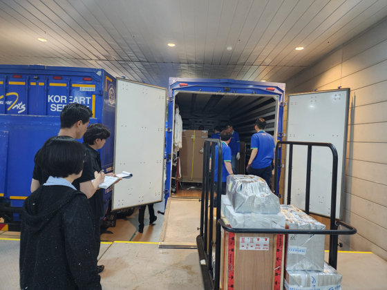 행안부 대통령기록관 관계자들이 20대 대통령기록물을 이관하는 모습. 사진 행정안전부