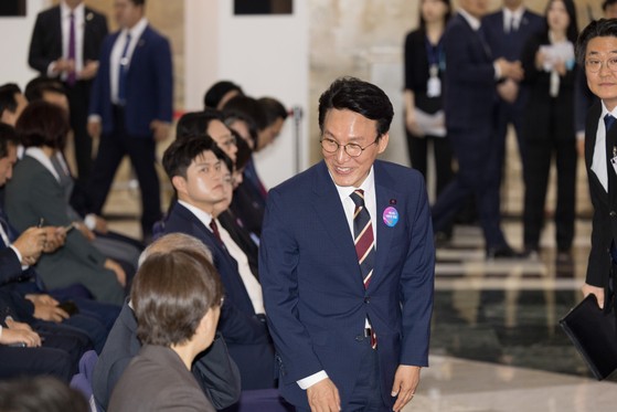 김민석 더불어민주당 의원이 4일 서울 여의도 국회 본청 로텐더홀에서 열린 제21대 대통령 취임 선서에 참석하고 있다. 뉴스1