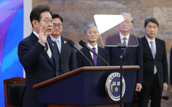 이재명 대통령이 4일 오전 서울 여의도 국회에서 제21대 대통령 취임 선서를 하고 있다. 뉴스1