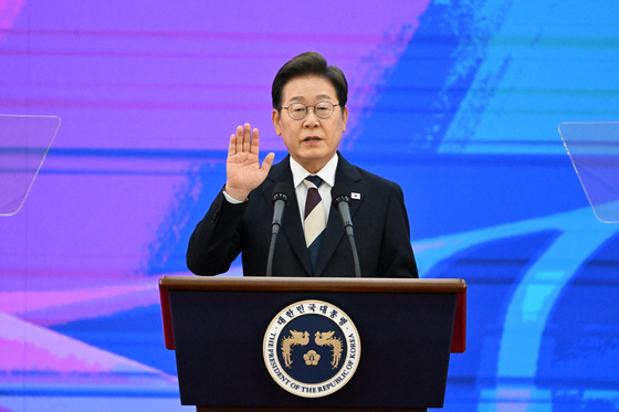 제21대 대통령에 당선된 이재명 대통령이 4일 오전 서울 여의도 국회 본관 로텐더홀에서 취임 선서를 하고 있다. 임현동 기자