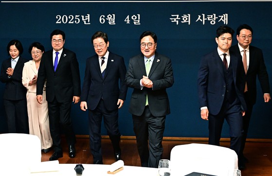 이재명 대통령이 4일 오후 서울 여의도 국회 사랑재에서 우원식 국회의장이 준비한 제21대 대통령 취임 기념 오찬에 참석해 기념사진 촬영을 하고 있다. 왼쪽부터 김재연 진보당 대표, 김선민 조국혁신당 대표 권한대행, 