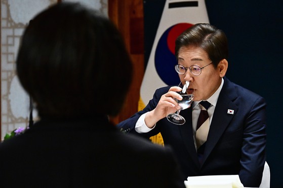 이재명 대통령이 4일 오후 서울 여의도 국회 사랑재에서 열린 제21대 대통령 취임 기념 오찬에 참석해 물을 마시고 있다. 임현동 기자