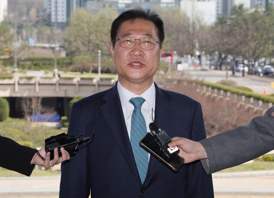 박성재 법무부 장관이 지난 4월 10일 경기 과천 법무부 청사로 출근하며 취재진의 질문에 답하고 있다. 연합뉴스