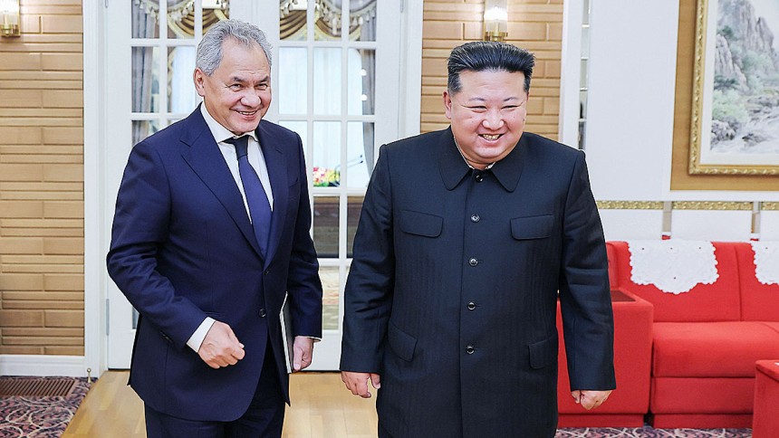 지난 3월 김정은 북한 국무위원장이 방북한 세르게이 쇼이구 러시아 국가안보회의 서기를 접견하고 있다. 뉴스1=노동신문 