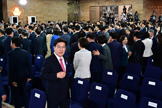 권성동 국민의힘 원내대표(왼쪽)가 4일 서울 여의도 국회 로텐더홀에서 열린 이재명 대통령 취임 선서식이 끝난 뒤 이석하고 있다. [뉴시스]