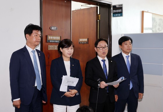 더불어민주당 의원들이 4일 국회 법사위 소위에서 대법관 증원을 골자로 하는 법원조직법 개정 안이 통과된 뒤 브리핑하고 있다. 왼쪽부터 박균택·서영교·박범계·이성윤 의원. 김성룡 기자