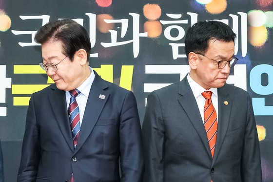 최상목 전 기획재정부 장관이 1월 13일 서울 여의도 국회에서 이재명 당시 더불어민주당 대표와 면담을 하기 위해 자리에 앉고 있다. 국회사진기자단