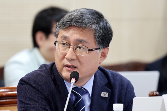 더불어민주당 김성환 의원이 지난해 국정감사에서 질의하고 있다. 연합뉴스