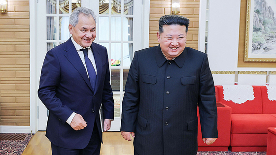 김정은 북한 노동당 총비서가 지난 3월 13일 세르게이 쇼이구 러시아 국가안보회의 서기를 접견하고 두 나라 간 '전략대화'를 계속해 심화시킬 것을 합의했다고 당 기관지 노동신문이 14일 보도했다. 뉴스1
