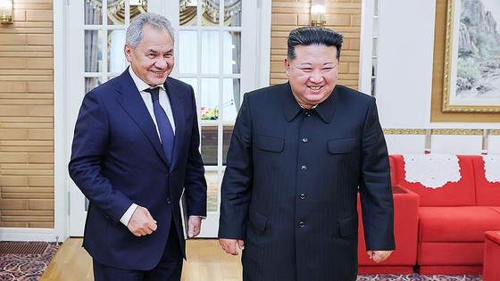 <b>김정은</b>, 러 <b>쇼이구</b> 만나 정세 논의 “<b>북러조약</b> 조항들 준수할 것”