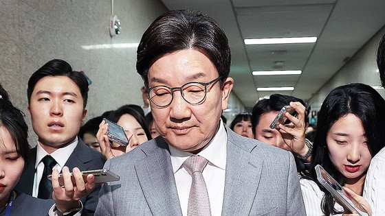 국민의힘 권성동 원내대표가 5일 서울 여의도 국회 국민의힘 비상대책위원장실을 나와 원내대표실로 향하며 취재진의 질문을 받고 있다. 연합뉴스