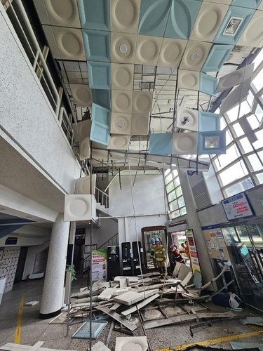 지난 3일 충북 청주시 사직동에 있는 청주실내수영장에서 천장이 붕괴되는 사고가 발생했다. 연합뉴스