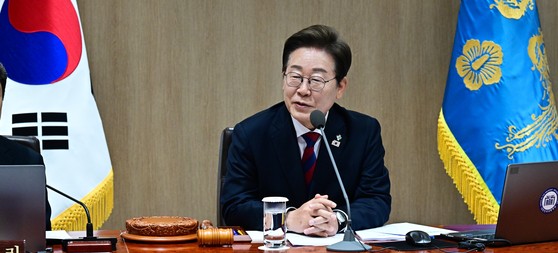 이재명 대통령이 5일 서울 용산 대통령실청사에서 취임 후 열린 첫 국무회의를 주재하고 있다. 대통령실사진기자단