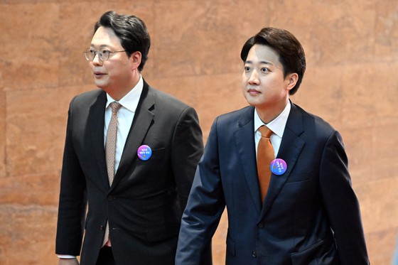천하람 개혁신당 당 대표 권한대행 겸 원내대표와 이준석 개혁신당 의원이 4일 서울 여의도 국회 의사당 중앙홀(로텐더홀)에서 제21대 대통령 취임선서에 참석하고 있다. 임현동 기자
