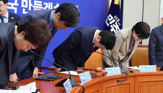 박찬대 더불어민주당 당대표 직무대행 겸 원내대표(오른쪽 둘째)가 5일 오전 국회에서 열린 최고위원회의에 참석해 인사하고 있다. 임현동 기자