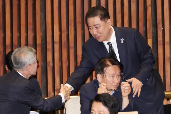 5일 원내대표 출마를 선언한 김병기 더불어민주당 의원이 이날 국회 예결위회의장에서 열린 의원총회에서 동료 의원들과 인사하고 있다. 연합뉴스