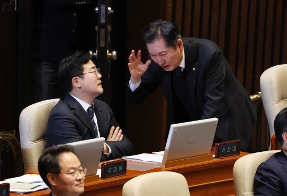 더불어민주당 박찬대 원내대표(왼쪽)와 정청래 의원이 지난해 12월 10일 국회 본회의장에서 대화하고 있다. 두 사람은 차기 당대표 후보군으로 거론된다. 연합뉴스