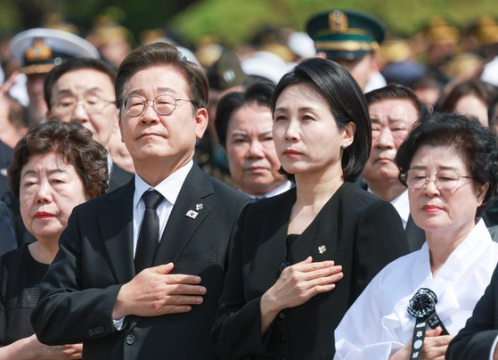  이재명 대통령과 김혜경 여사가 6일 서울 동작구 국립서울현충원에서 열린 70회 현충일 추념식에서 국기에 경례하고 있다. 연합뉴스