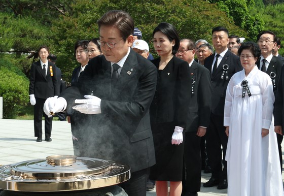 이재명 대통령이 6일 서울 동작구 국립서울현충원에서 열린 70회 현충일 추념식에서 현충탑을 참배하며 분향하고 있다. 연합뉴스
