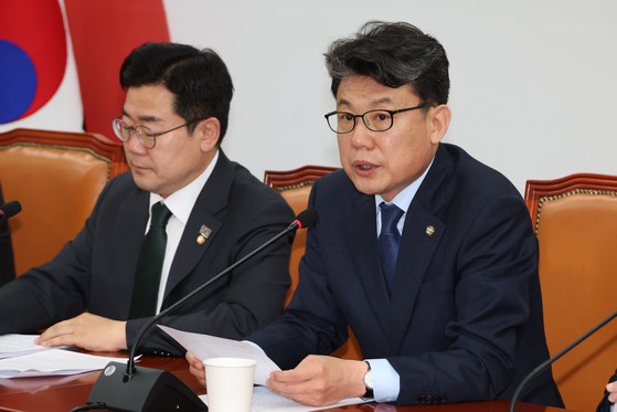 더불어민주당 진성준 정책위의장이 지난달 24일 서울 여의도 국회에서 열린 정책조정회의에서 발언하고 있다. 연합뉴스