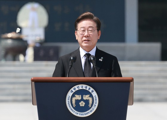 이재명 대통령이 6일 서울 동작구 국립서울현충원에서 열린 70회 현충일 추념식에서 추념사를 하고 있다. 연합뉴스