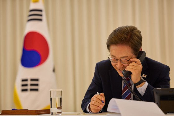 李대통령·<b>트럼프</b> 첫 통화…"관세 합의 노력" "방미 초청"