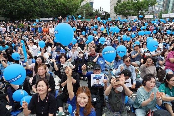 6·3 대선 하루 전인 2일 오후 경기 성남시 야탑역 광장에서 열린 이재명 당시 더불어민주당 대선후보의 선거 유세에 모인 지지자들이 환호를 보내고 있다. 이 대통령은 2010~2018년 성남시장을 지냈다. 이 대통령