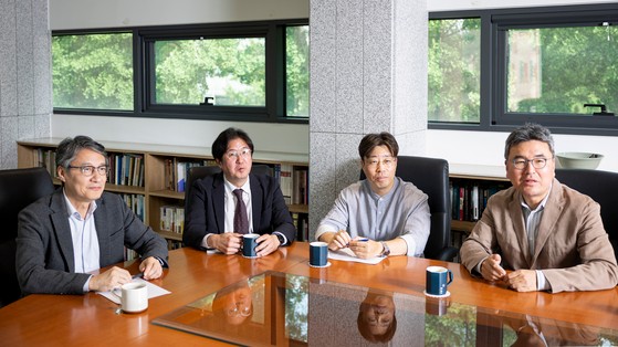 5일 서울 사직동 동아시아연구원에서 대담 중인 손열 동아시아연구원장, 임성학 서울시립대 교수, 신정섭 숭실대 교수, 이재묵 한국외대 교수(왼쪽부터). 최영재 기자
