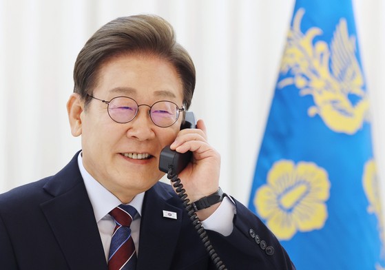 이재명 대통령이 지난 6일 서울 한남동 관저에서 도널드 트럼프 미국 대통령과 전화 통화를 하기 위해 수화기를 들고 있다. 연합뉴스