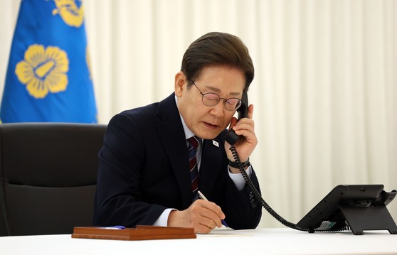 이재명 대통령이 지난 6일 저녁 서울 한남동 관저에서 도널드 트럼프 미국 대통령과 전화 통화를 하기 위해 수화기를 들고 있다. 대통령실사진기자단 
