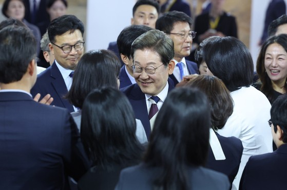 이재명 제21대 대통령이 지난 4일 오전 서울 여의도 국회 로텐더 홀에서 취임선서를 마친 뒤 더불어민주당 의원들과 인사하고 있다. 임현동 기자
