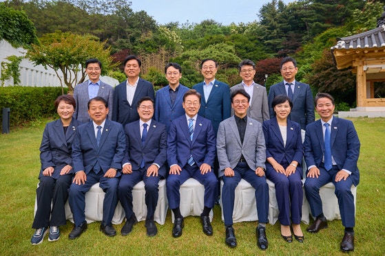 李<b>대통령</b>-與지도부 첫 <b>만찬</b>…건배사는 "<b>국민</b>주권을 위하여!"